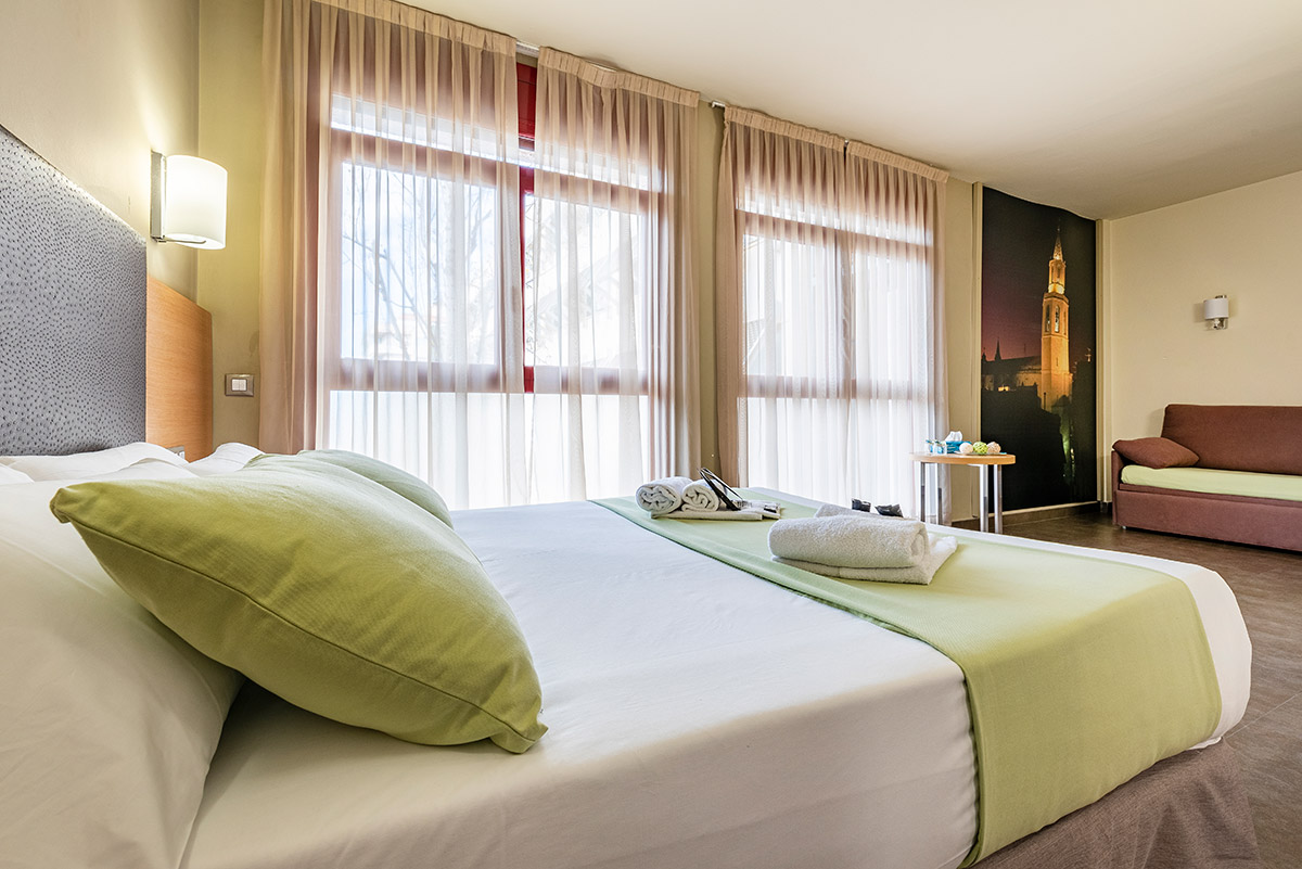 Habitación cuadruple camas individuales Hotel Pere III Vilafranca del Penedés 2