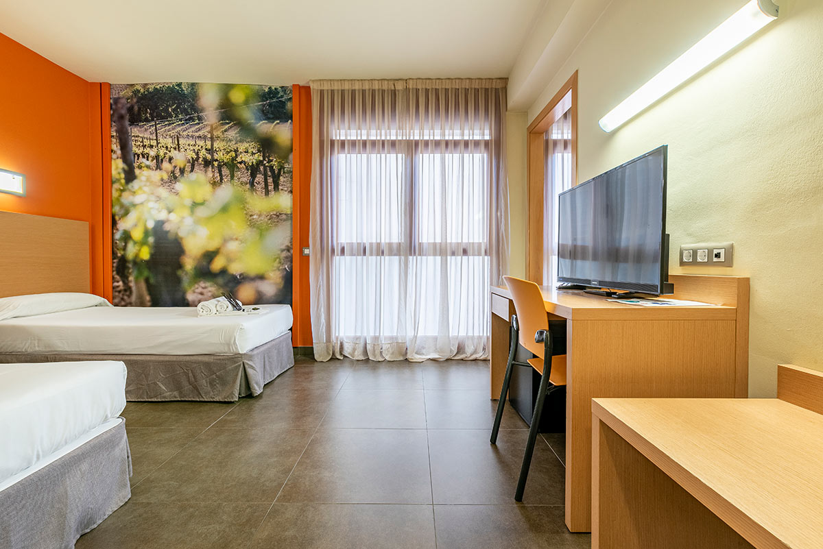 Habitación cuadruple camas individuales Hotel Pere III Vilafranca del Penedés 2